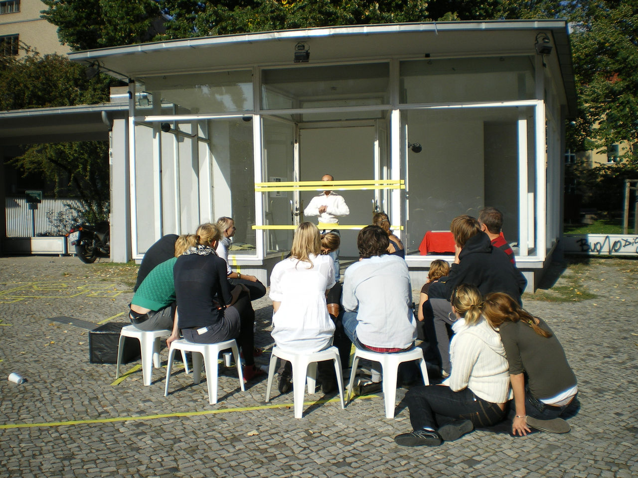 Photographic documentation of RYLLEGA Berlin (Performance by Truong Tan, 26 September 2008)